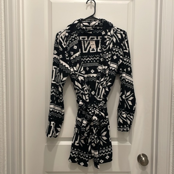 NWT Pink super soft and comfy black and white pattern short robe xs-s - Picture 2 of 6